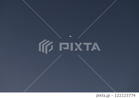 北杜市白州町、夜明けの空に浮かんだ月齢24.3の有明月 122123774