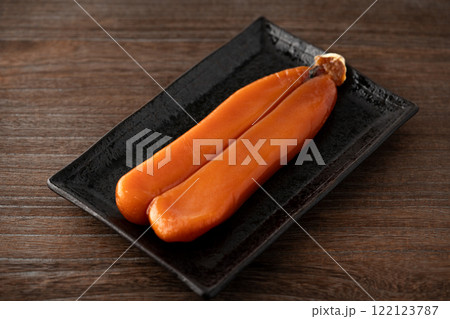 お皿に載せた一腹のカラスミ お皿に載せた一腹のカラスミ 122123787