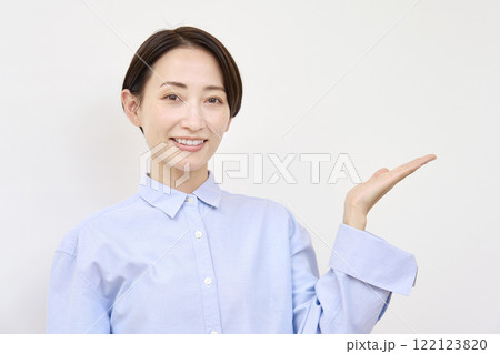 手のひらで右を指す女性 白背景 手のひらで右を指す女性 白背景 122123820