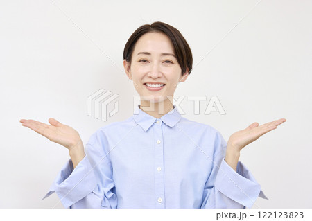 手のひらで左右を指す女性　白背景 122123823