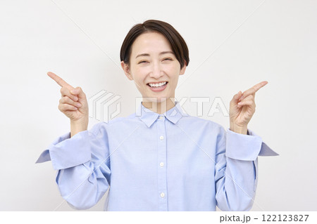 左右を指差す女性　白背景 122123827