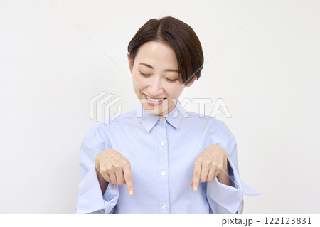 下を指差す女性 白背景 下を指差す女性 白背景 122123831