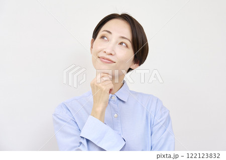 想像する女性　白背景 122123832