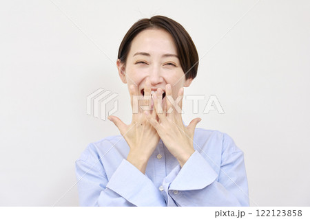 笑顔で驚く女性　白背景　カメラ目線 122123858