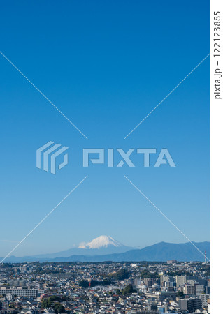 横浜のみなとみらいエリアから見える空が美しい富士山の風景 横浜のみなとみらいエリアから見える空が美しい富士山の風景 122123885