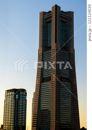 夕日に染まるみなとみらい 122124039