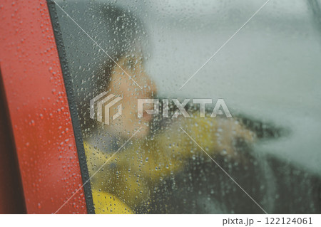 雨の日の運転 122124061