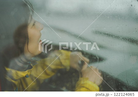 雨の日の運転 122124065
