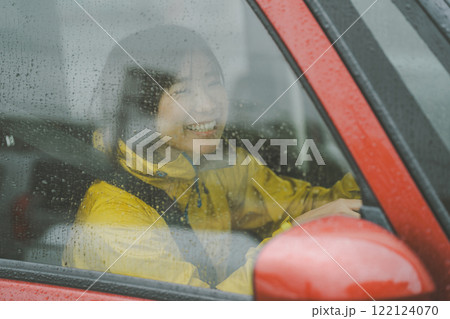 雨の日の運転 122124070