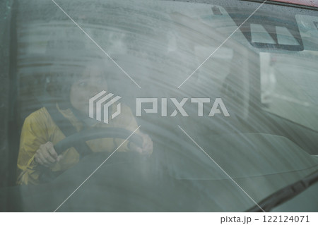 雨の日の運転 122124071