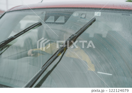 雨の日の運転 122124079