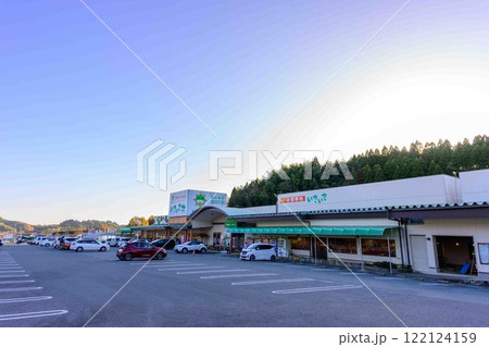 駐車場から観える道の駅パノラマ風景　物産品センターなんかん　いきいき村　(南関町) 122124159