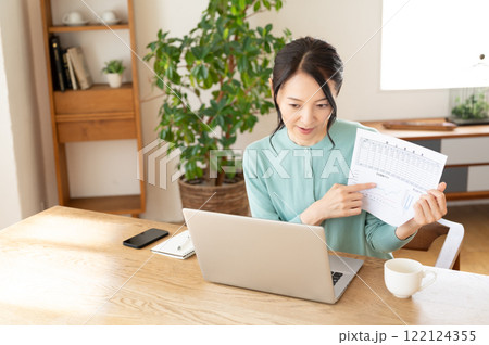 パソコンでオンライン会議をするミドル女性 122124355
