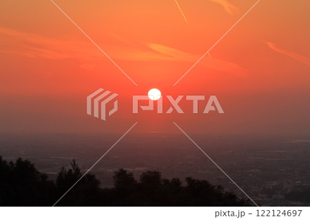高良大社から眺めた有明海の美しい大きな夕陽 高良大社から眺めた有明海の美しい大きな夕陽 122124697