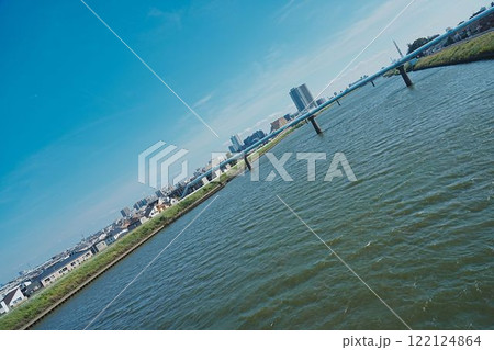 川のある公園 122124864