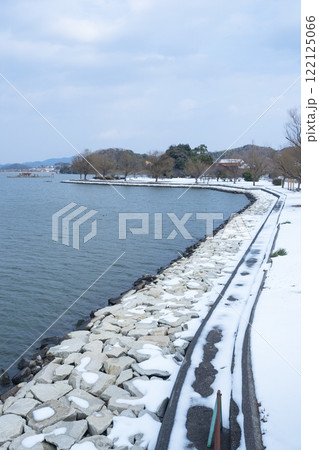冬の青島の風景 鳥取県 湖山池 冬の青島の風景 鳥取県 湖山池 122125066