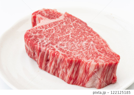 お皿に載った国産黒毛和牛のヒレ肉(シャトーブリアン) お皿に載った国産黒毛和牛のヒレ肉(シャトーブリアン) 122125185