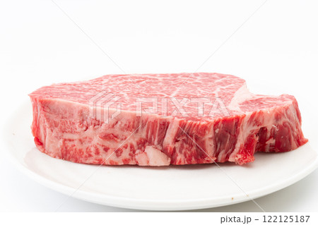 お皿に載った国産黒毛和牛のヒレ肉(シャトーブリアン) お皿に載った国産黒毛和牛のヒレ肉(シャトーブリアン) 122125187