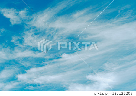 青空にすじ雲が流れる冬の空　a-5 フィルム調 122125203