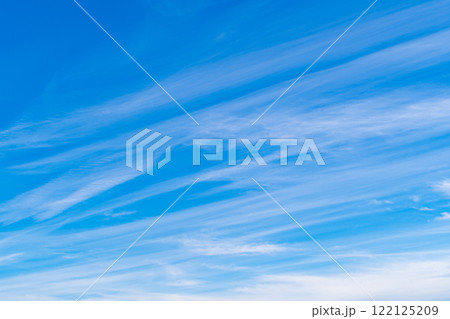 青空にすじ雲が流れる冬の空 c-1 青空にすじ雲が流れる冬の空 c-1 122125209
