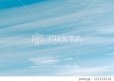 青空にすじ雲が流れる冬の空 d-5 フィルム調 青空にすじ雲が流れる冬の空 d-5 フィルム調 122125218