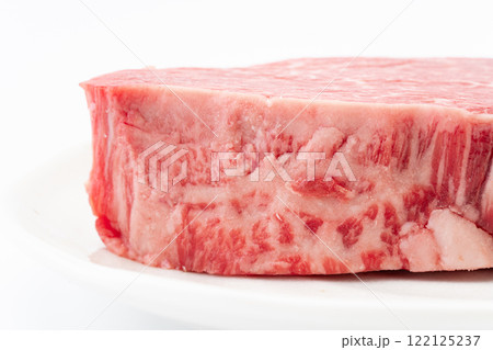 国産黒毛和牛のヒレ肉（シャトーブリアン）のクローズアップ 122125237