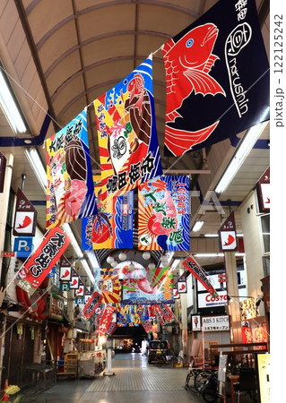 大漁旗が立ち並ぶアーケード商店街（兵庫県明石市魚の棚商店街） 122125242