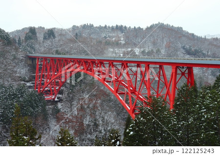 雪が舞う奥出雲おろちループ橋の三井野大橋(島根県奥出雲町) 雪が舞う奥出雲おろちループ橋の三井野大橋(島根県奥出雲町) 122125243