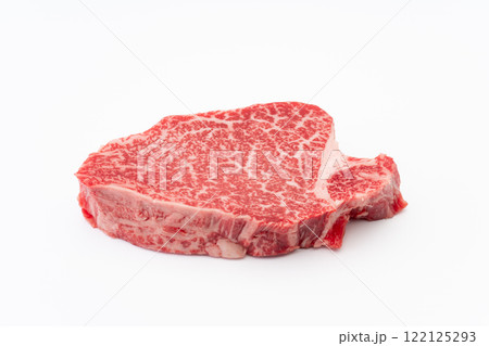 白背景に国産黒毛和牛のヒレ肉(シャトーブリアン) 白背景に国産黒毛和牛のヒレ肉(シャトーブリアン) 122125293