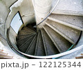 見下ろす螺旋階段 122125344