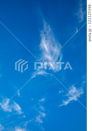 青空にすじ雲が漂う冬の空　b-1 122125398