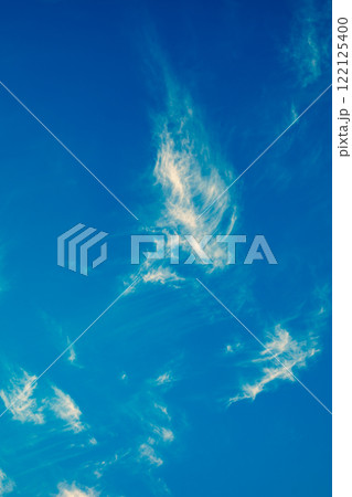青空にすじ雲が漂う冬の空　b-3 暖色 122125400