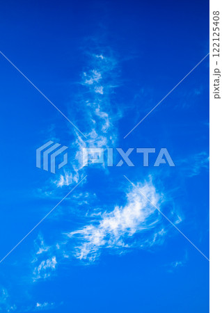 青空にすじ雲が漂う冬の空　d-2 高彩度コントラスト 122125408