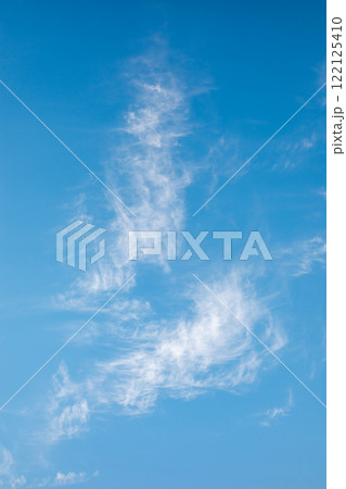 青空にすじ雲が漂う冬の空 d-4 ソフトトーン 青空にすじ雲が漂う冬の空 d-4 ソフトトーン 122125410