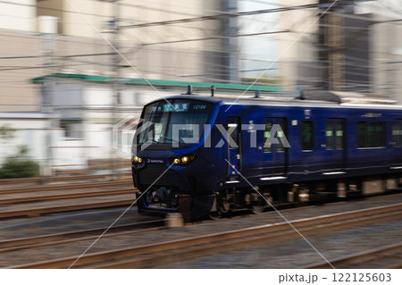 鶴見駅を通過する電車の流し撮り 122125603