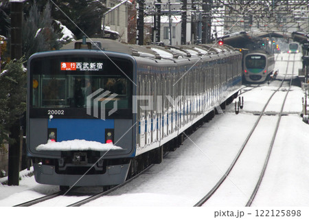 雪で遅延する朝ラッシュ時の西武新宿線20000系電車（東京都練馬区） 122125898