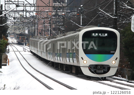 雪で遅延する朝ラッシュ時の西武新宿線30000系電車(東京都練馬区) 雪で遅延する朝ラッシュ時の西武新宿線30000系電車(東京都練馬区) 122126058