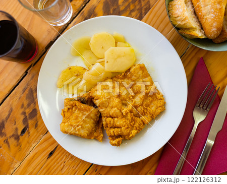 Fried cod fillet in crispy breading with potatoes 122126312