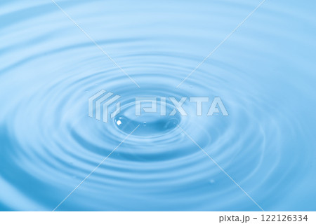 綺麗な水面の波紋 122126334