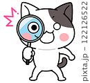 虫眼鏡で何かを発見した猫のキャラクター 122126522