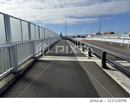 建設中の道路と雲の多い空 建設中の道路と雲の多い空 122126896