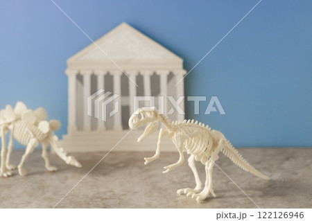博物館と恐竜化石 122126946