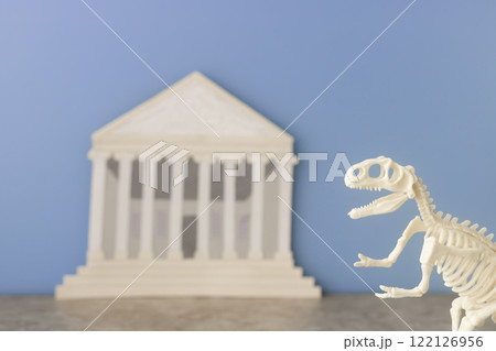 博物館と恐竜化石 122126956