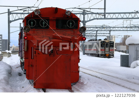 旭川駅に停車中の石北本線ラッセル車両(複線型ラッセル) 旭川駅に停車中の石北本線ラッセル車両(複線型ラッセル) 122127036