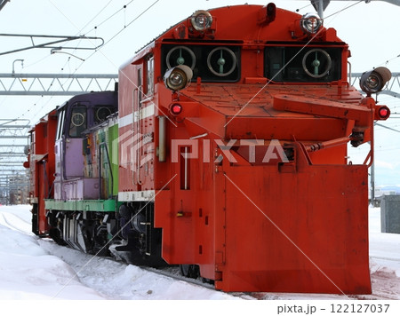 旭川駅に停車中の石北本線ラッセル車両（複線型ラッセル） 122127037