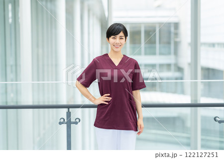 若い医療従事者 122127251