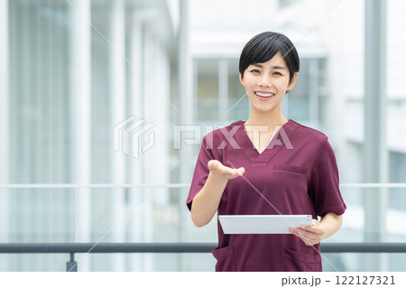 若い医療従事者 若い医療従事者 122127321