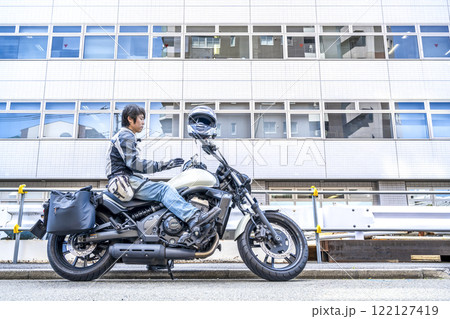 大型アメリカンバイクに跨ってスマホを操作するライダー　調布駅 122127419