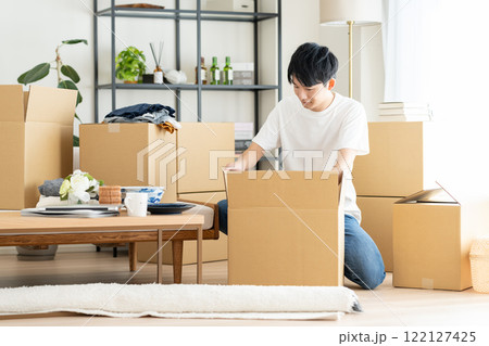 引越しの若い男性 122127425