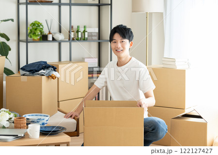 引越しの若い男性 引越しの若い男性 122127427